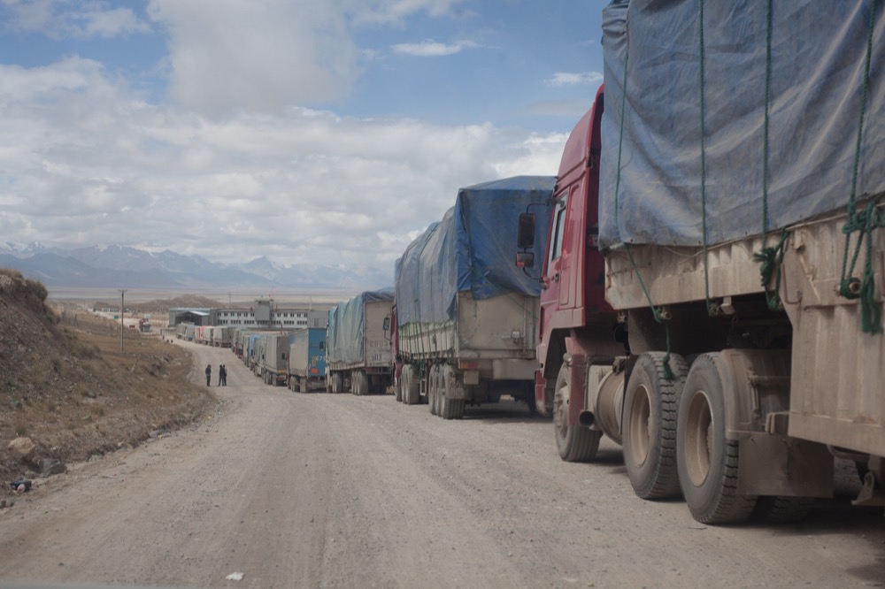 Trucks waiting in front of the Kyrgyz border post at Torugart-Pass. © 2013 Martin Saxer